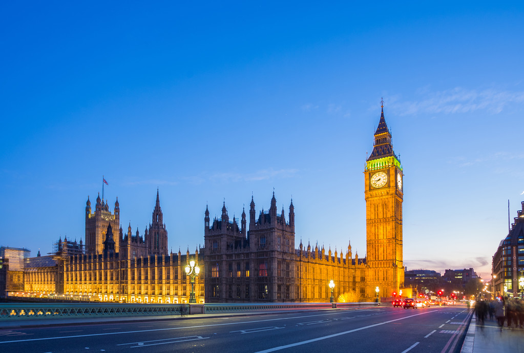 英國凈移民腰斬至17.1萬，從“搶人”到“選才”